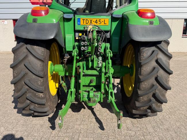 John Deere 6320 4x4 - Stage II - Handgeschakeld - Airco - PTO - Fronthef - 3x DW ventiel + 2x DW ventiel TT 5015