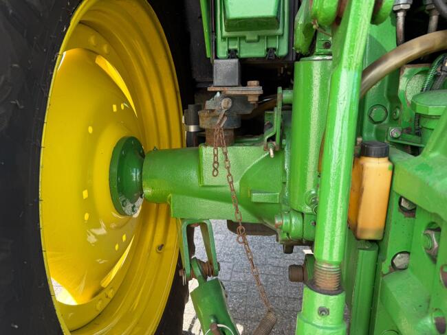 John Deere 6320 4x4 - Stage II - Handgeschakeld - Airco - PTO - Fronthef - 3x DW ventiel + 2x DW ventiel TT 5015